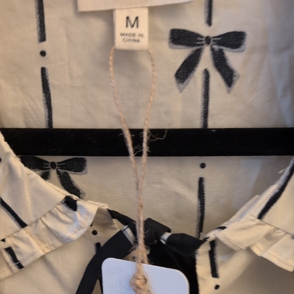 Sage & Fig Bow Print Peplum Blouse in Cream & Black With Crossbody - Picture 8 of 9